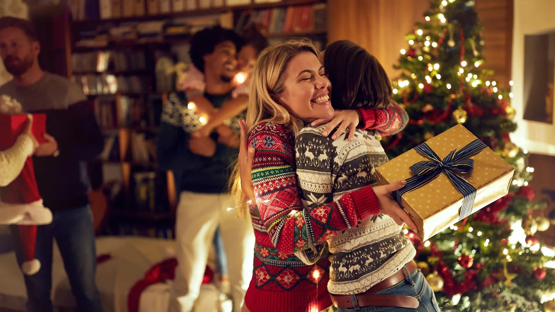 Glückliche Freundinnen feiern Weihnachten gemeinsam