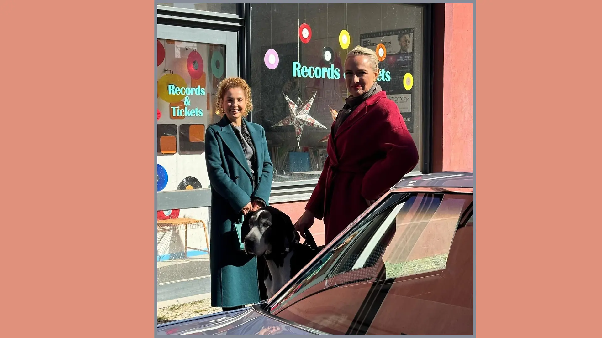 GZSZ-Star Eva Mona Rodekirchen mit ihrer Kollegin Maria Wedig und Dogge Ebony