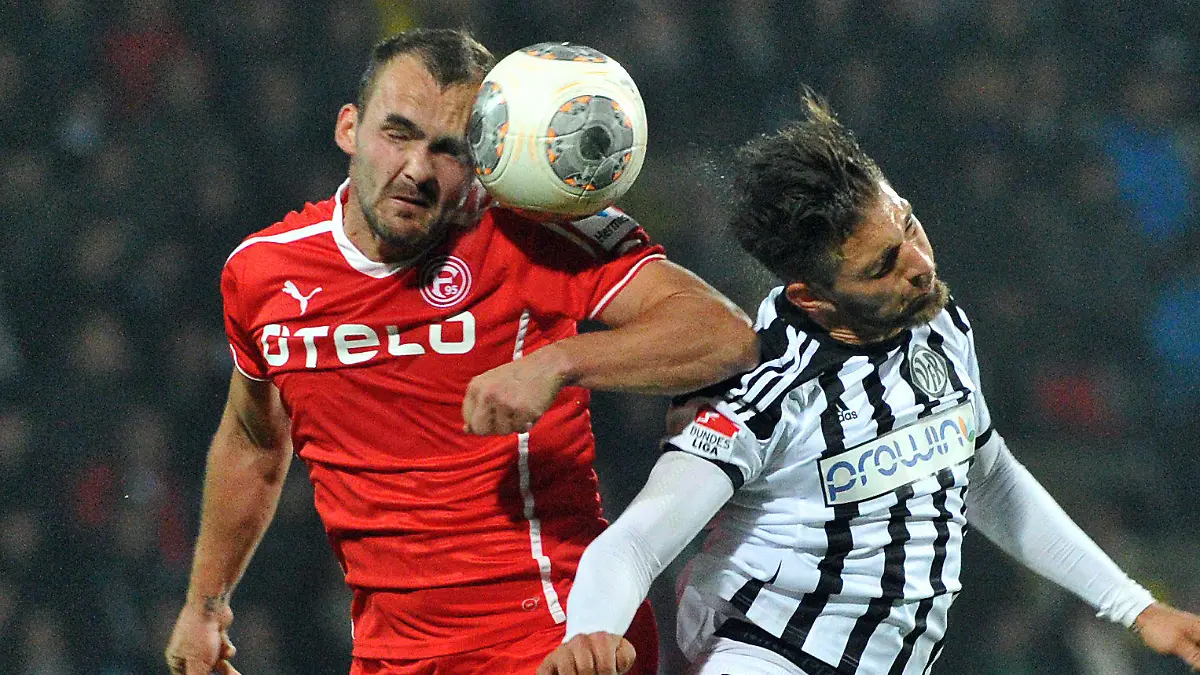 Fußball 2. Bundesliga 13. Spieltag: VfR Aalen - Fortuna Düsseldorf am 01.11.2013 in der Scholz-Arena in Aalen (Baden-Württemberg). Aalens Jürgen Mössmer (r) springt am Ball vorbei, den Düsseldorfs Erwin Hoffer wegköpft. Foto: Stefan Puchner/dpa (Wichtiger Hinweis: Aufgrund der Akkreditierungsbestimmungen der DFL ist die Publikation und Weiterverwertung im Internet und in Online-Medien während des Spiels auf insgesamt fünfzehn Bilder pro Spiel begrenzt.) +++(c) dpa - Bildfunk+++