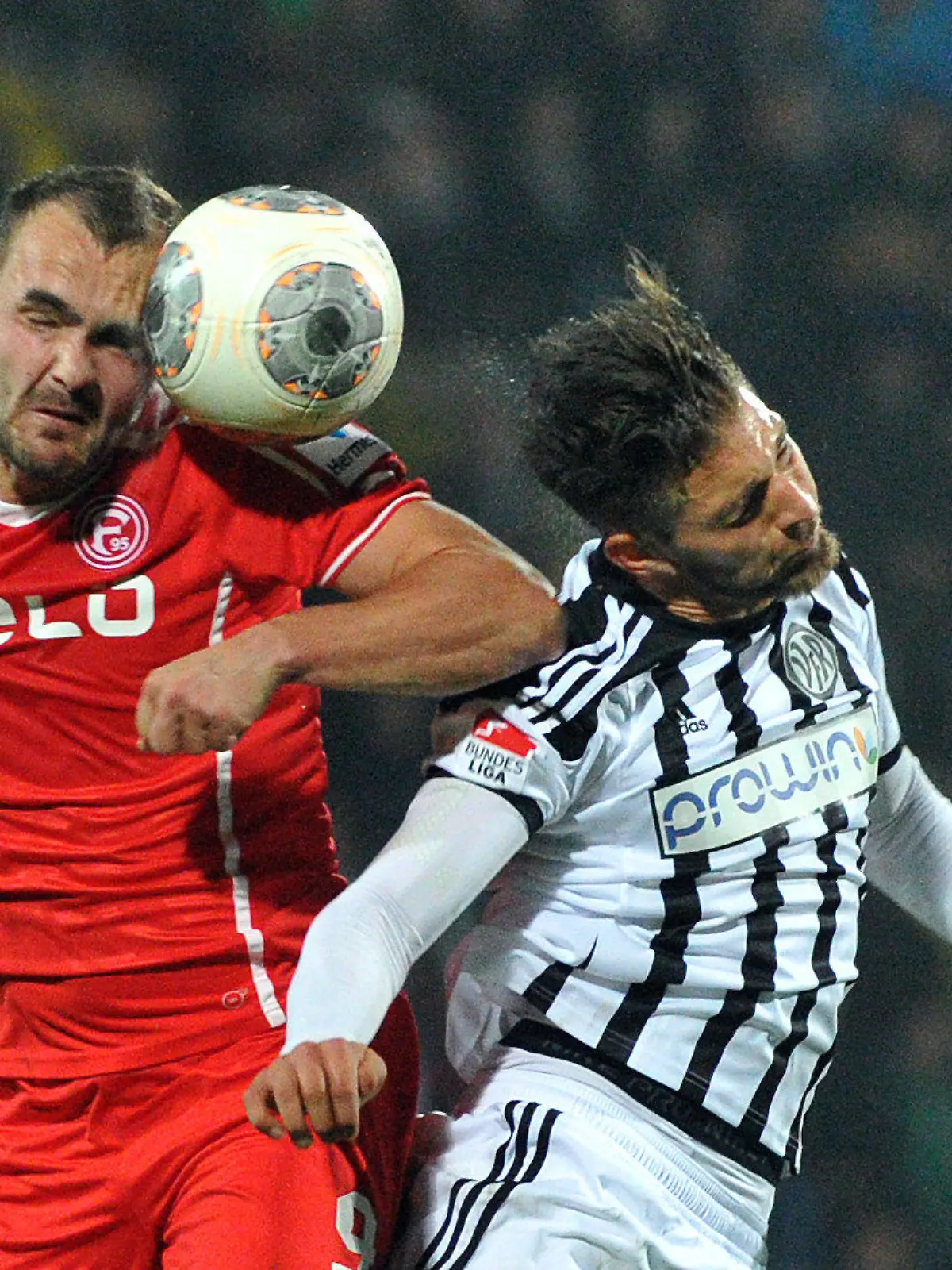 Fußball 2. Bundesliga 13. Spieltag: VfR Aalen - Fortuna Düsseldorf am 01.11.2013 in der Scholz-Arena in Aalen (Baden-Württemberg). Aalens Jürgen Mössmer (r) springt am Ball vorbei, den Düsseldorfs Erwin Hoffer wegköpft. Foto: Stefan Puchner/dpa (Wichtiger Hinweis: Aufgrund der Akkreditierungsbestimmungen der DFL ist die Publikation und Weiterverwertung im Internet und in Online-Medien während des Spiels auf insgesamt fünfzehn Bilder pro Spiel begrenzt.) +++(c) dpa - Bildfunk+++