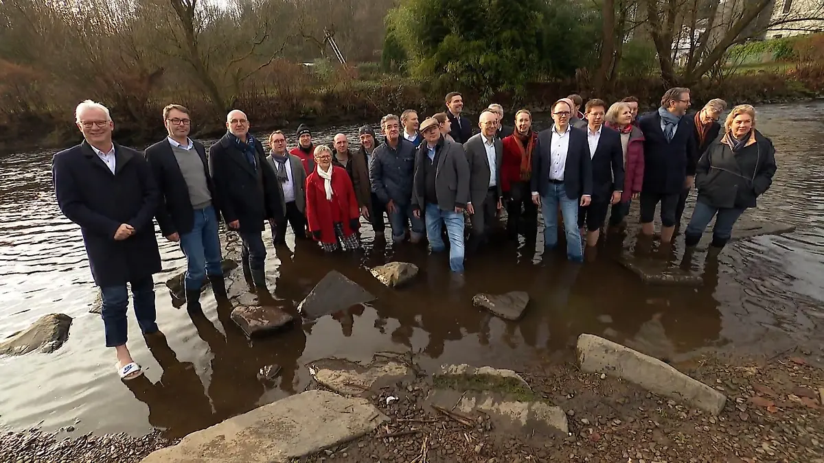 Sorge, „über die Wupper“ zu gehen Unternehmer stellen sich in Fluss