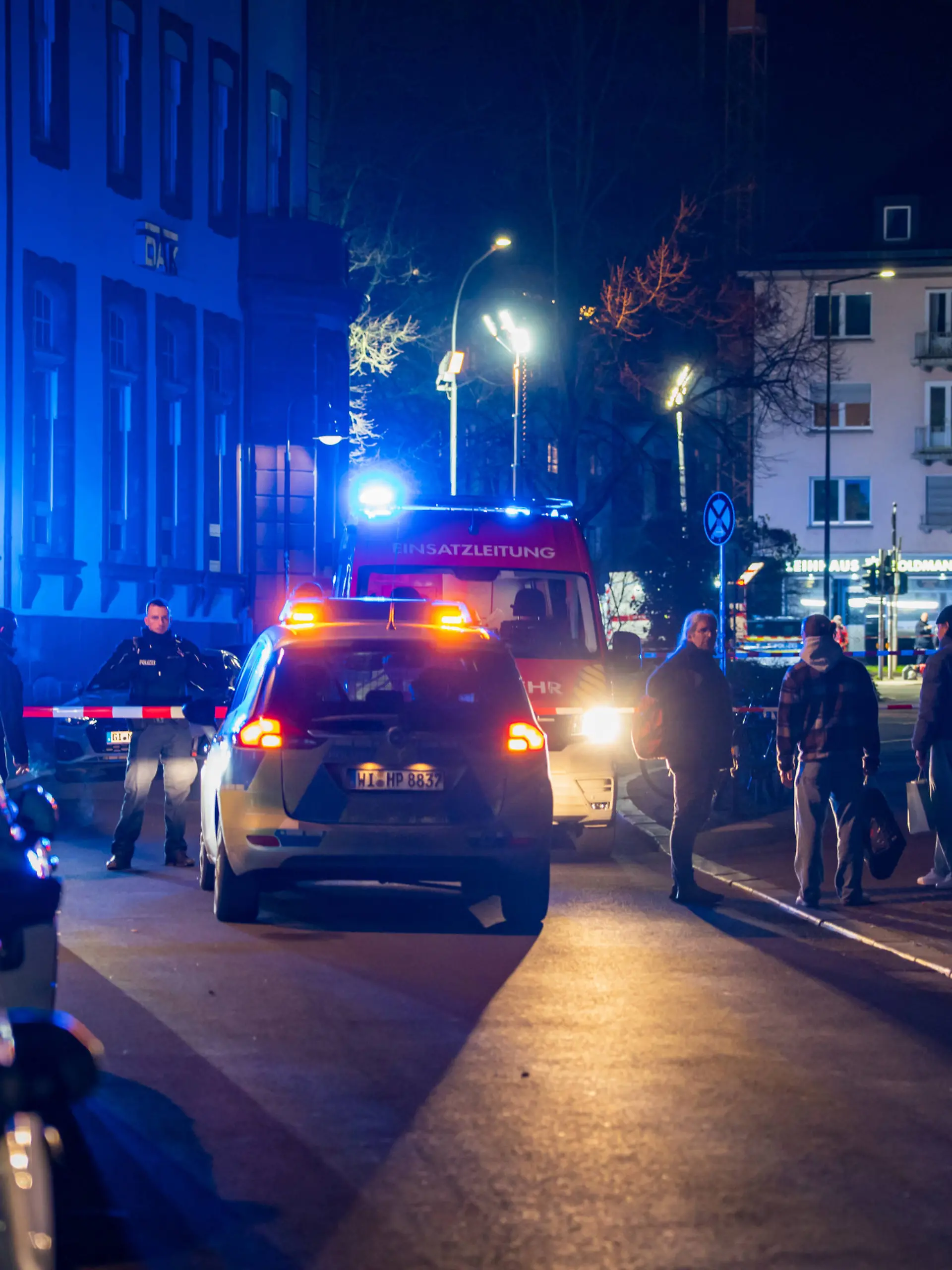PKW rast in Bushaltestelle