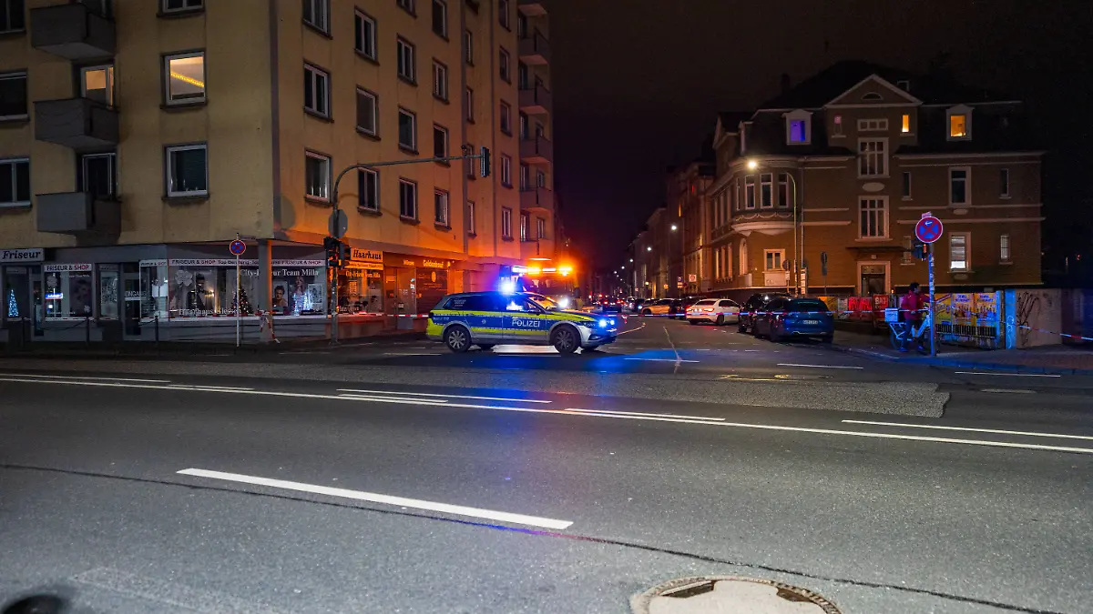 PKW rast in Bushaltestelle