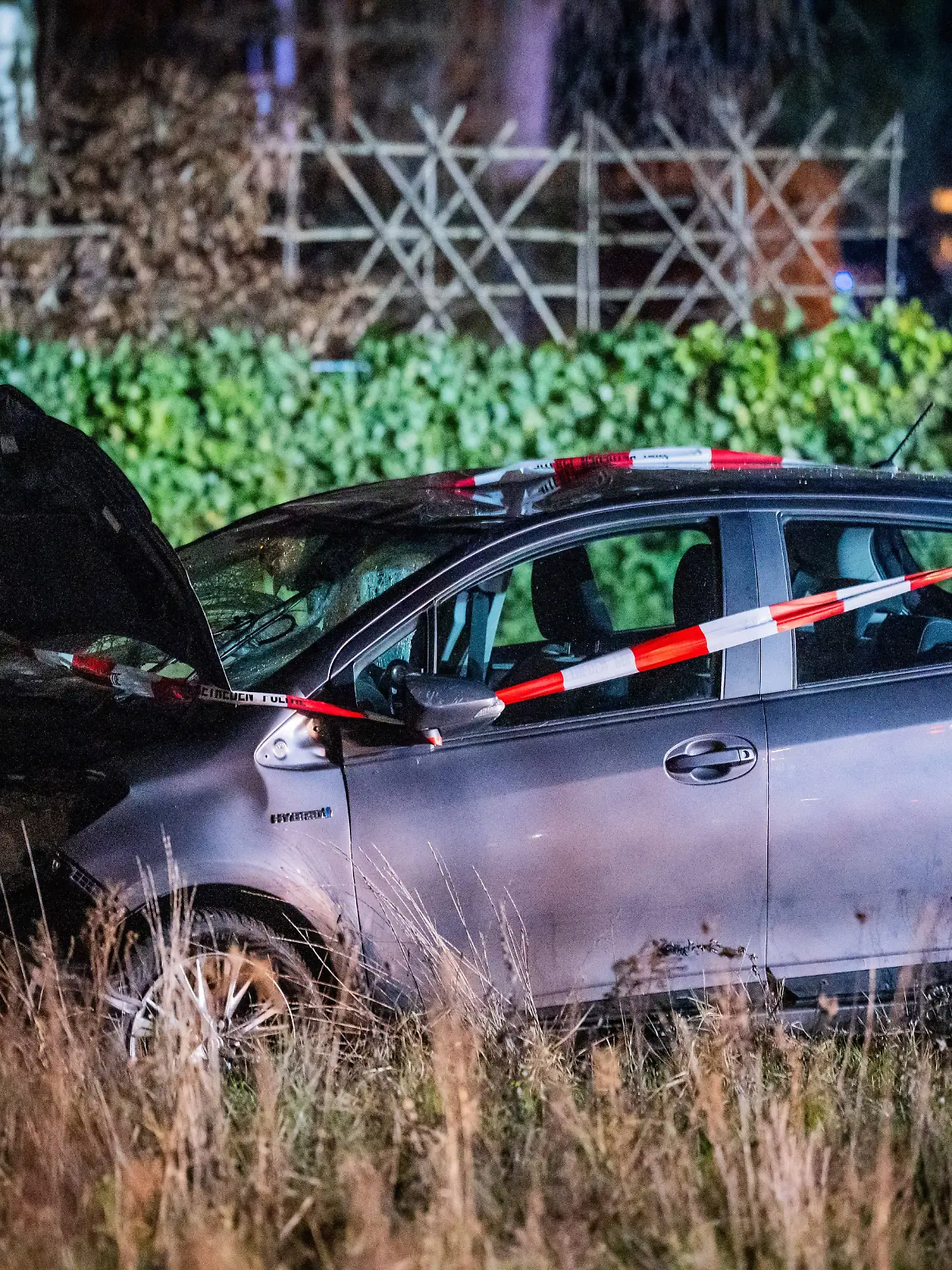 NUNSPEET - A car is parked in the grass after a serious accident on Elburgerweg. The car plowed into a group of people,