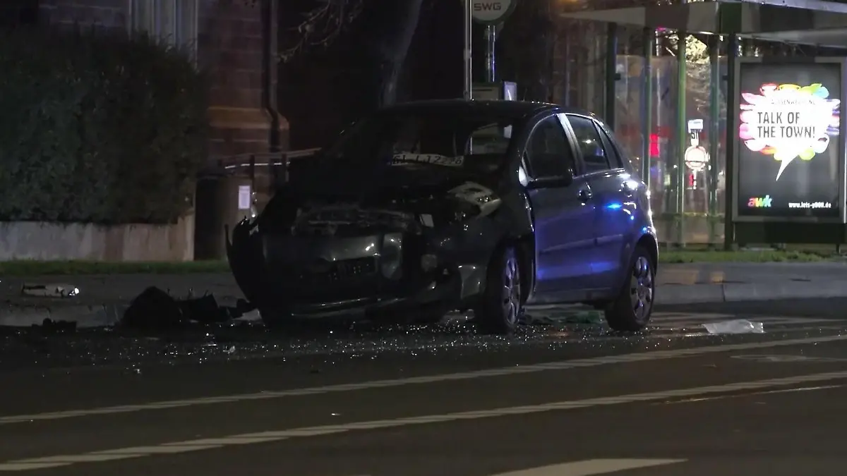 Auto rast in Gießen in Bushaltestelle – mehrere Verletzte! Großeinsatz in Nordhessen