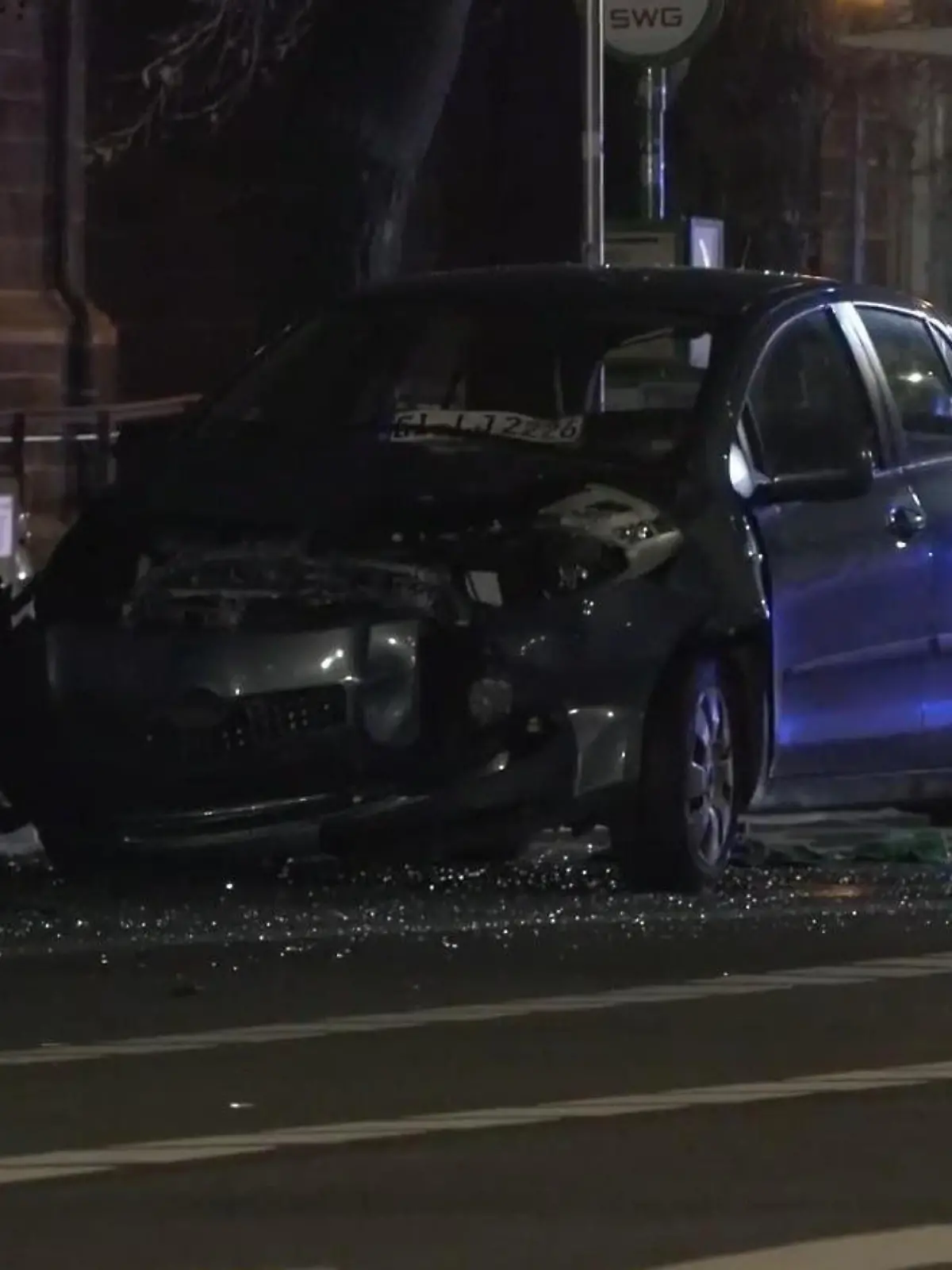 Bild zu: "Auto rast in Gießen in Bushaltestelle – mehrere Verletzte!"