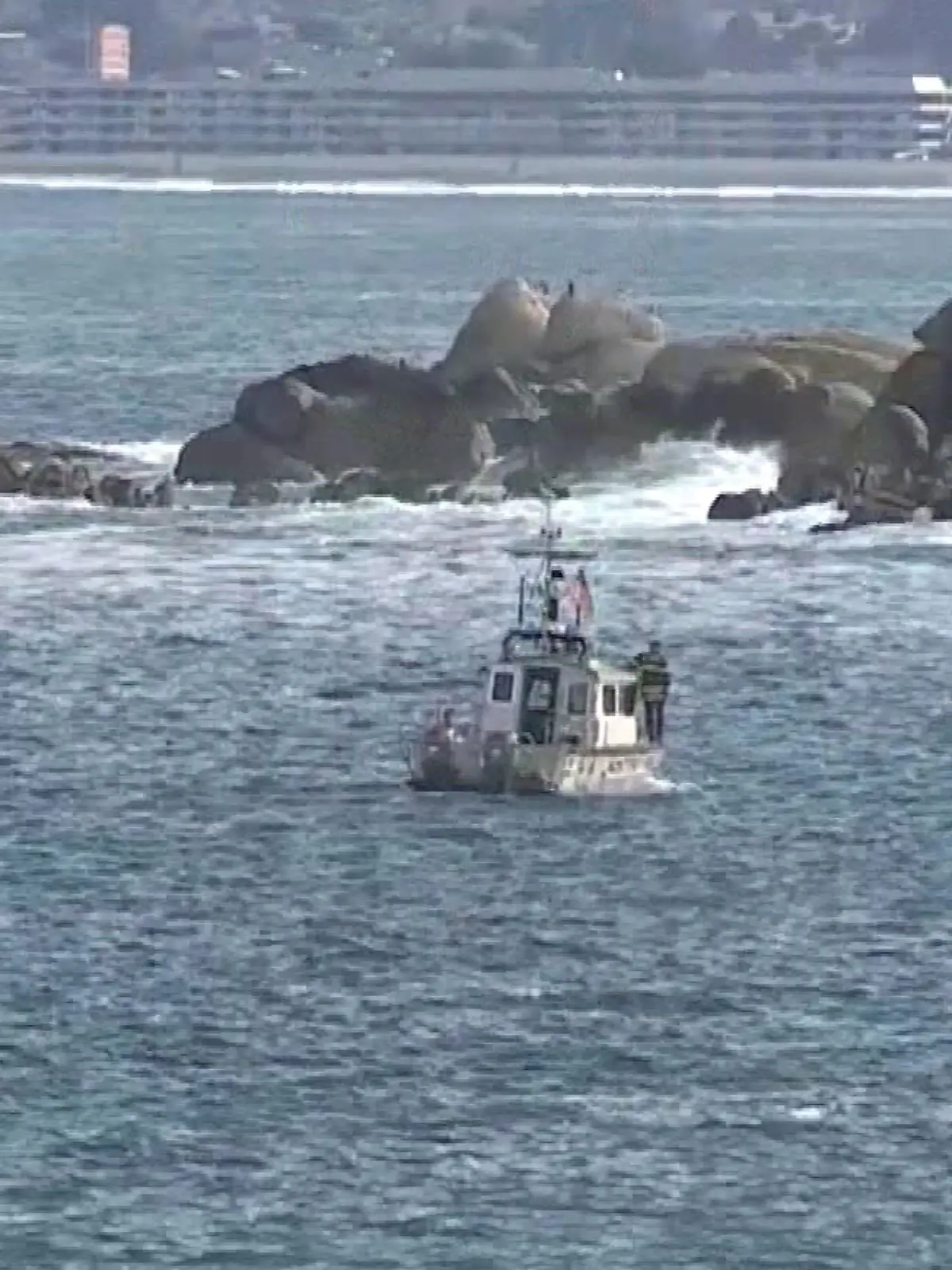 Boot der US-Küstenwache auf der Suche nach Erica Fox vor der Pazifik-Küste in Monterrey