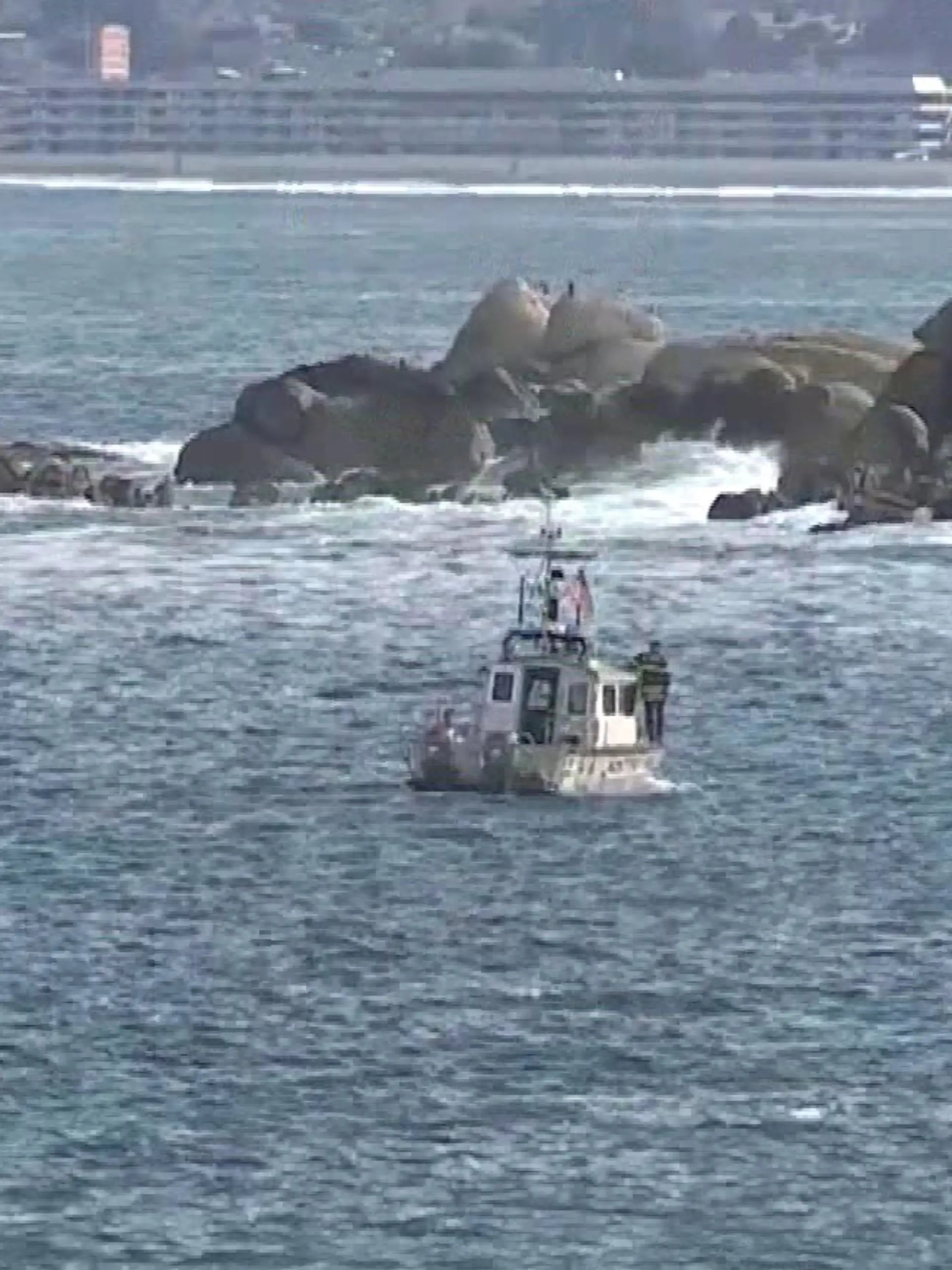 Boot der US-Küstenwache auf der Suche nach Erica Fox vor der Pazifik-Küste in Monterrey