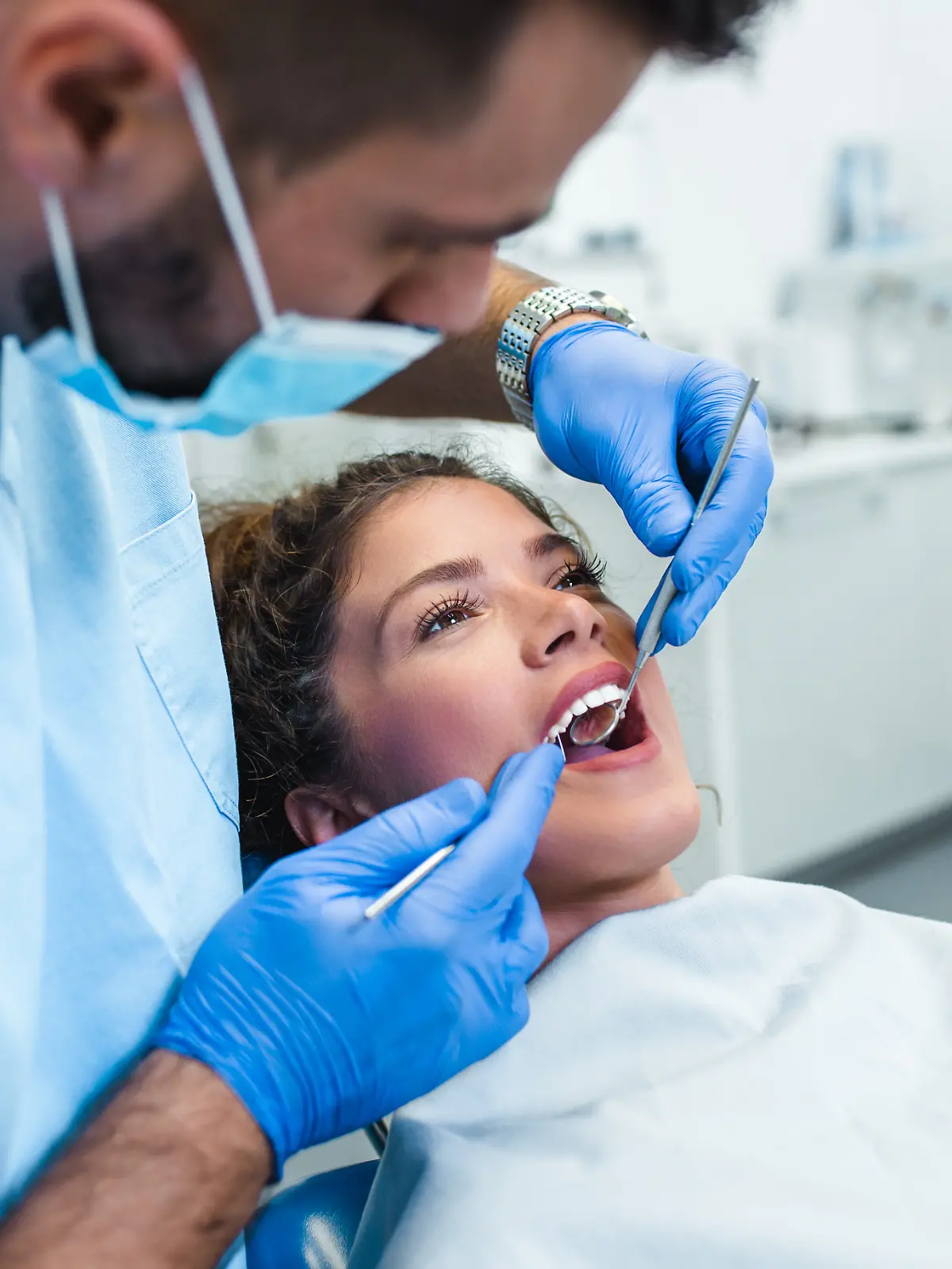 p678 vb fr+ junge Frau, Zahnbehandlung in der Zahnarzt