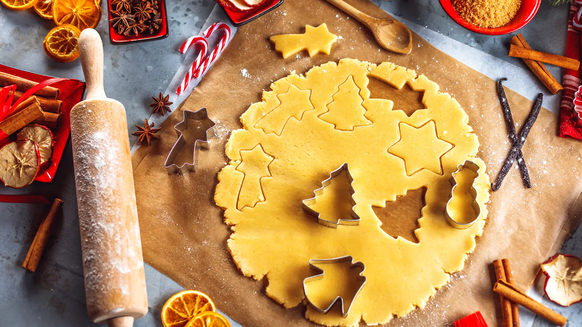 Ausgerollter Weihnachtsplätzchen-Teig mit Ausstech-Formen