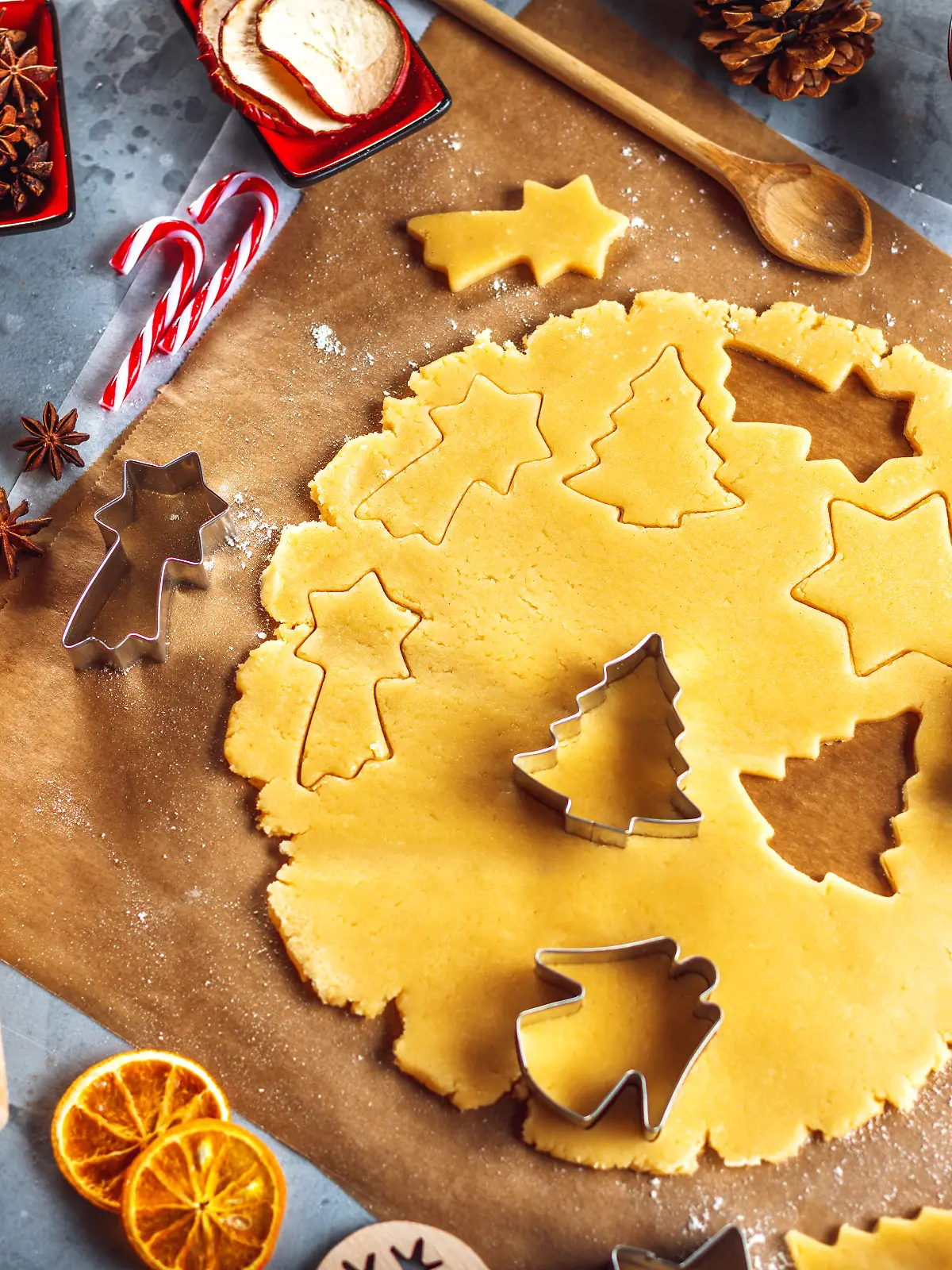 Ausgerollter Weihnachtsplätzchen-Teig mit Ausstech-Formen