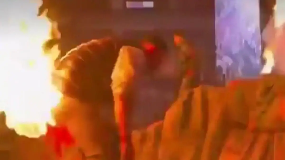 Po in Flammen! Fan fängt bei Konzert Feuer - Rapper reagiert SO Das ging nach HINTERn los!
