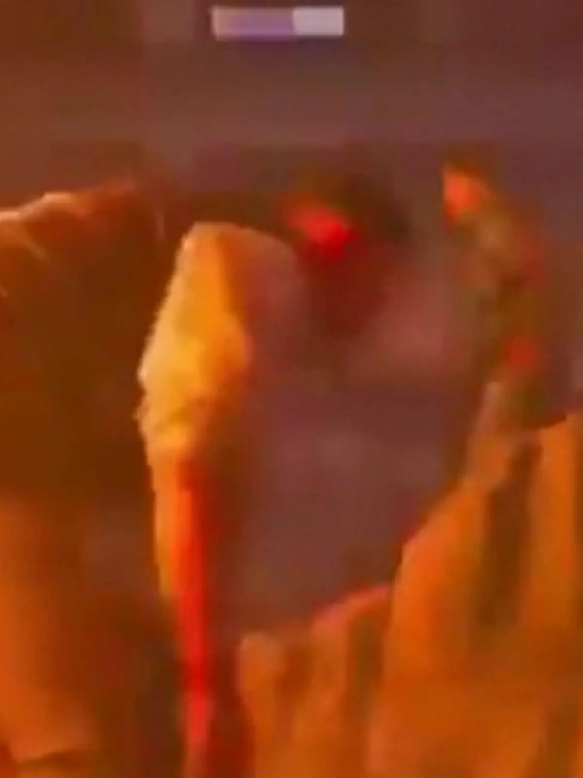 Bild zu: "Po in Flammen! Fan fängt bei Konzert Feuer - Rapper reagiert SO"