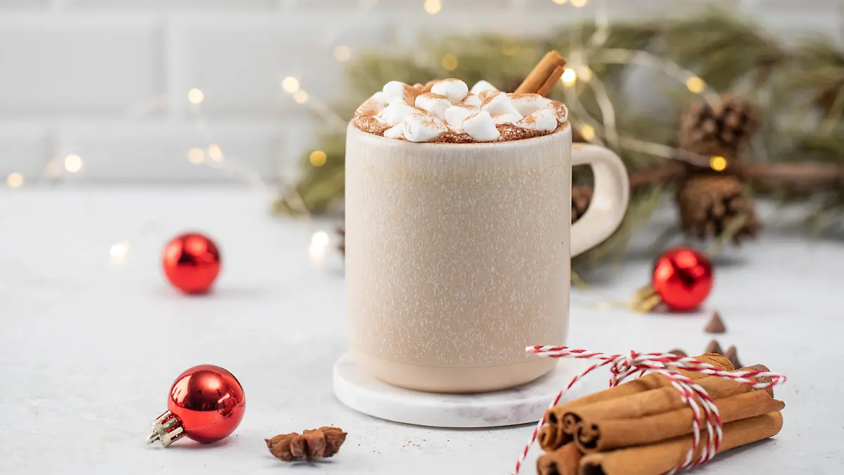 Weihnachtskakao mit kleinen Marshmallows und Zimt