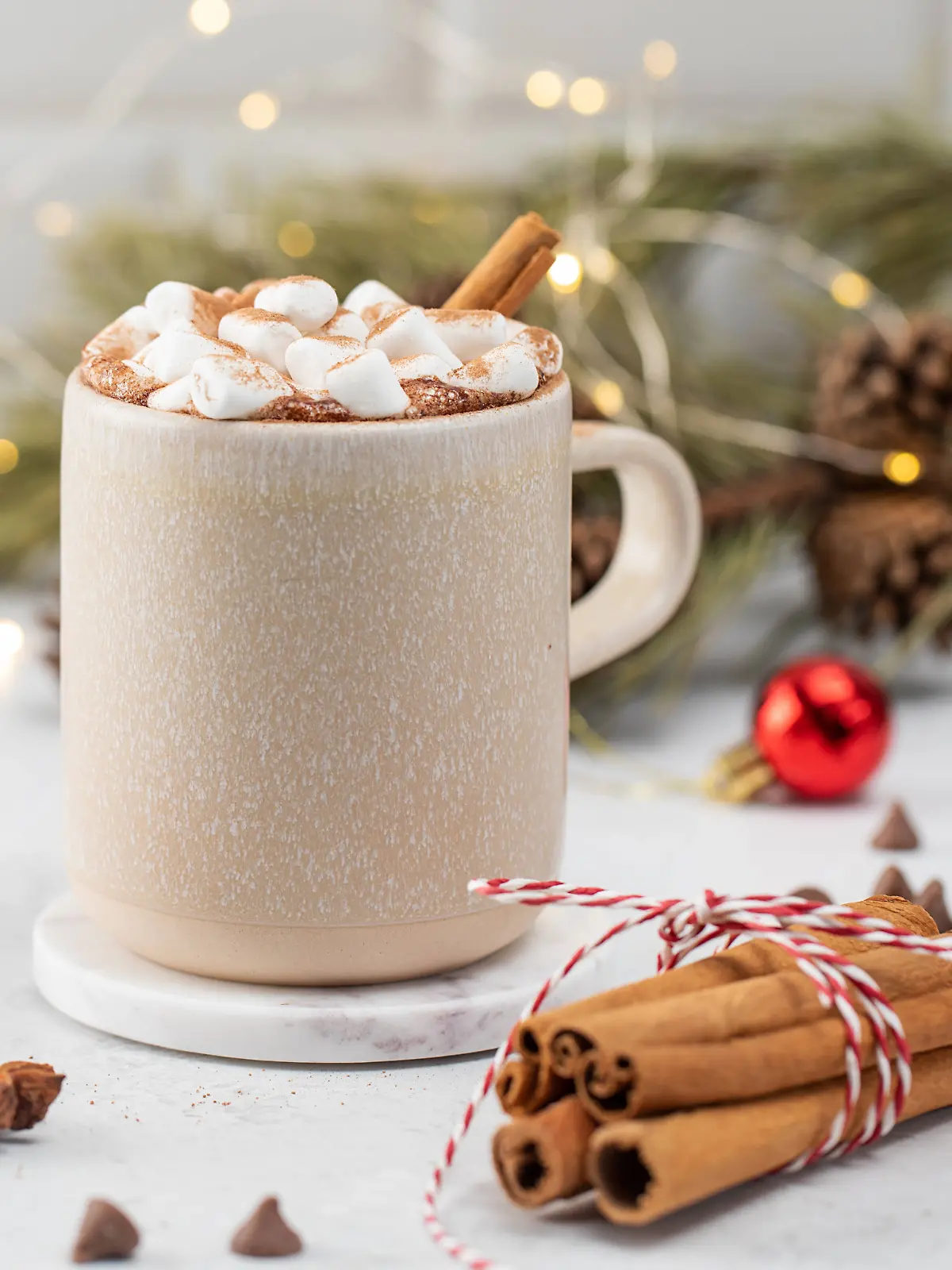 Weihnachtskakao mit kleinen Marshmallows und Zimt