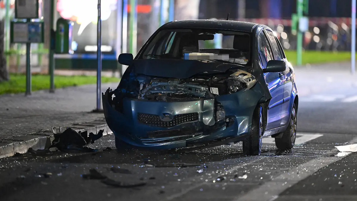 epi_1007210450_IMAGO SP_imago st 1223 07020005 0843714342.jpg_Auto fährt in Bushal.jpg