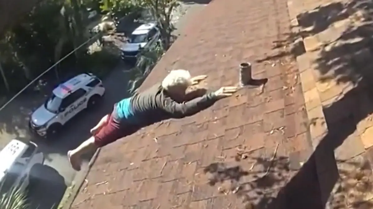 Polizei bewahrt Rentner vor Sturz vom Dach – so zuckersüß reagiert er auf seine Rettung! Er wollte nur Laub entfernen