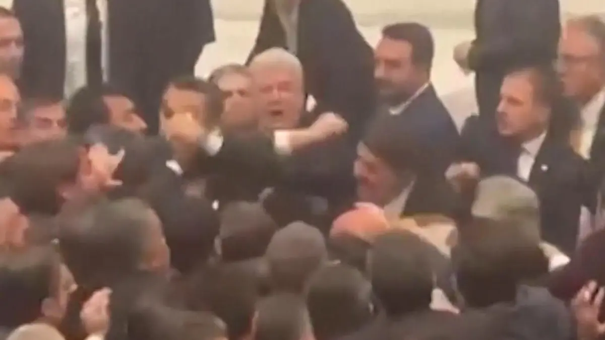 Brutaler Schlagabtausch! Politiker kloppen sich im Parlament Fäuste statt Worte 