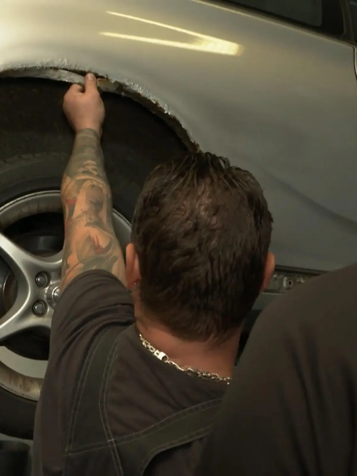 Bild zu: "Versteckte Wahrheit unterm Lack"