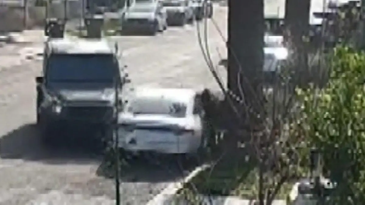 Mutter rammt Auto von Einbrechern – um ihre Familie zu schützen Sie wollen gerade flüchten