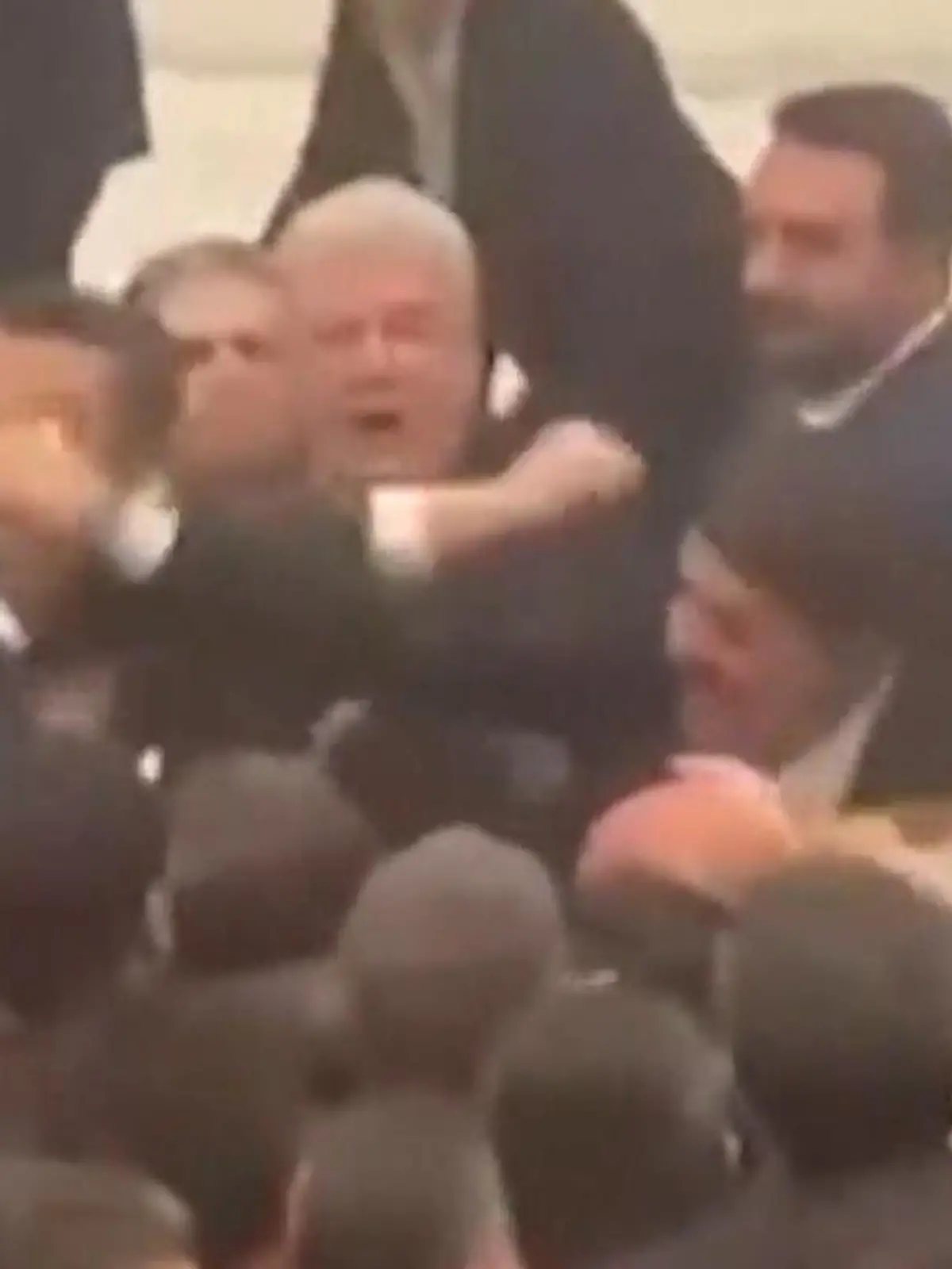 Brutaler Schlagabtausch! Politiker kloppen sich im Parlament