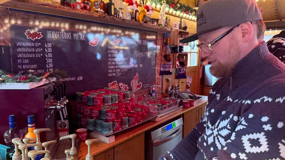 Standbetreiber Daniel Lehrmann hat mit seinem Becher Design den Geschmack der Besucher etwas zu gut getroffen.