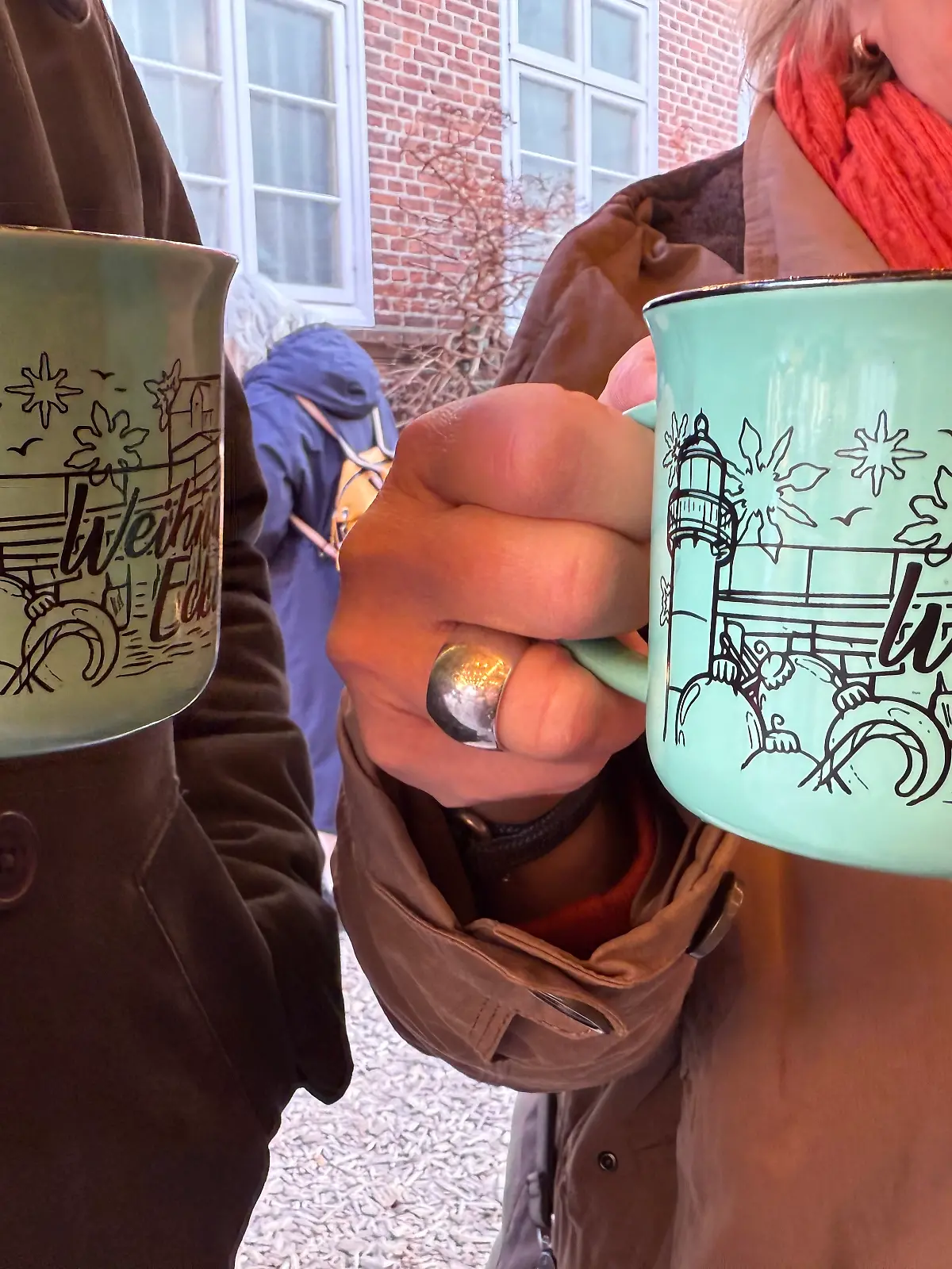 Die schönen Becher auf dem Eckernförder Weihnachtsmarkt sind dieses Jahr heiß begehrt. 