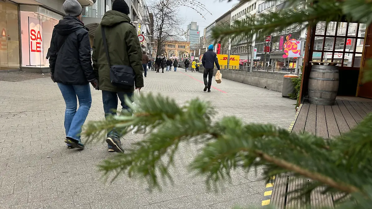 Weihnachtsgesch-ft-l-uft-schleppend-Innenst-dte-sind-voll-aber-die-Geldb-rsen-leer