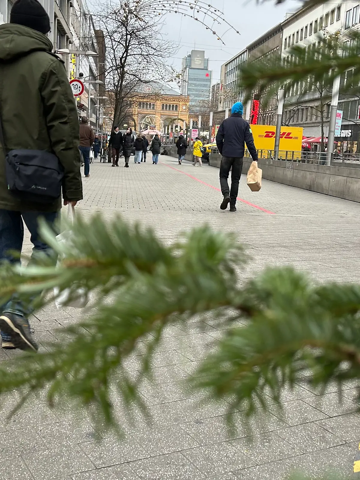 Bild zu: "Weihnachtsgeschäft: Die Innenstädte sind voll, aber die Kassen klingeln nicht"