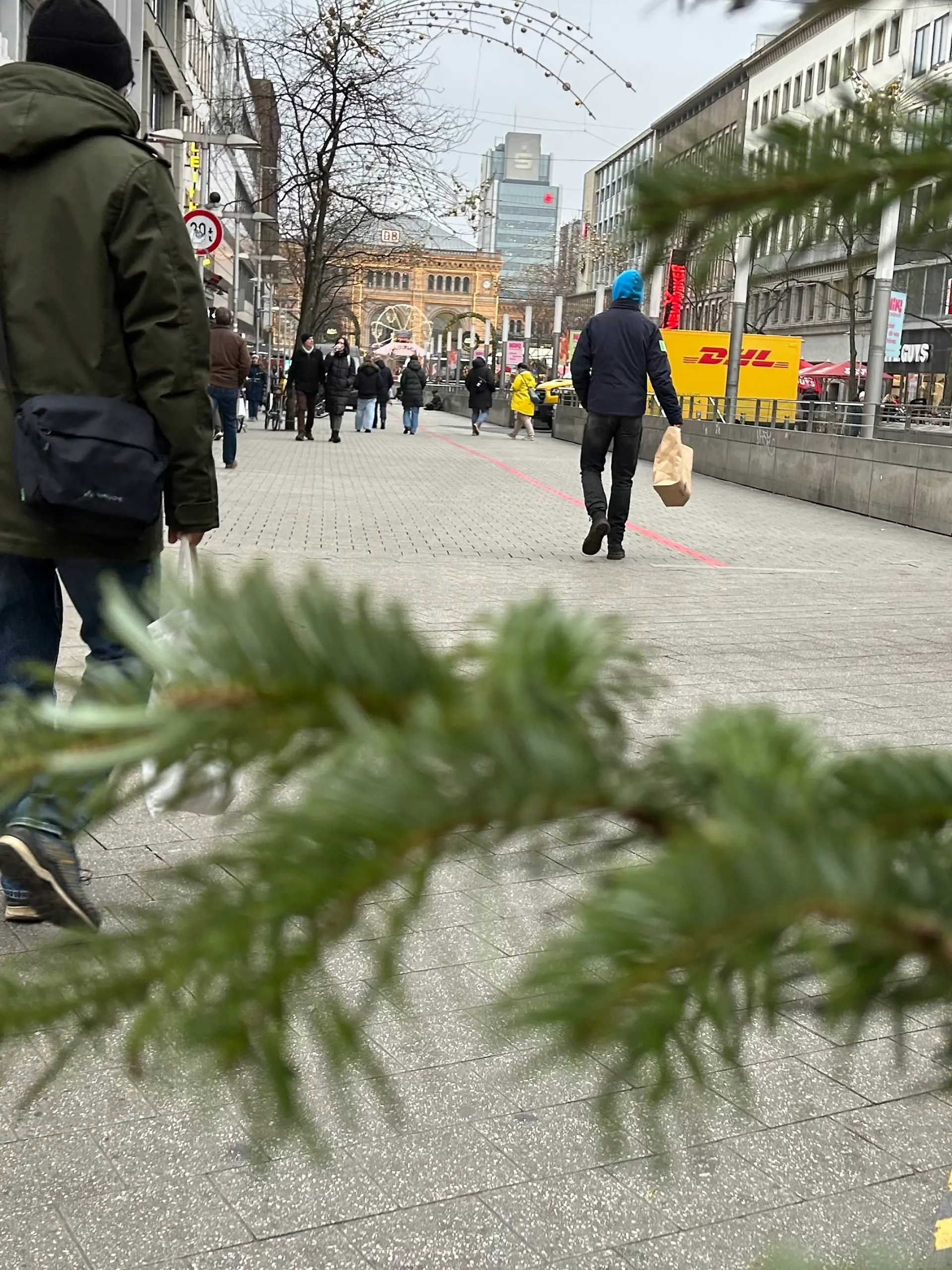 Bild zu: "Weihnachtsgeschäft: Die Innenstädte sind voll, aber die Kassen klingeln nicht"