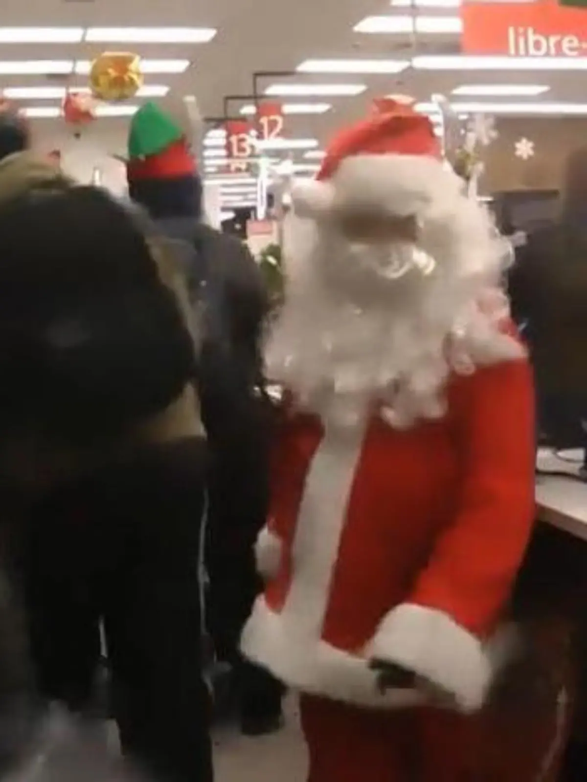 Bild zu: "Oh du Gütige?! Weihnachtsmänner rauben Supermarkt aus - und verteilen HIER ihre Beute"