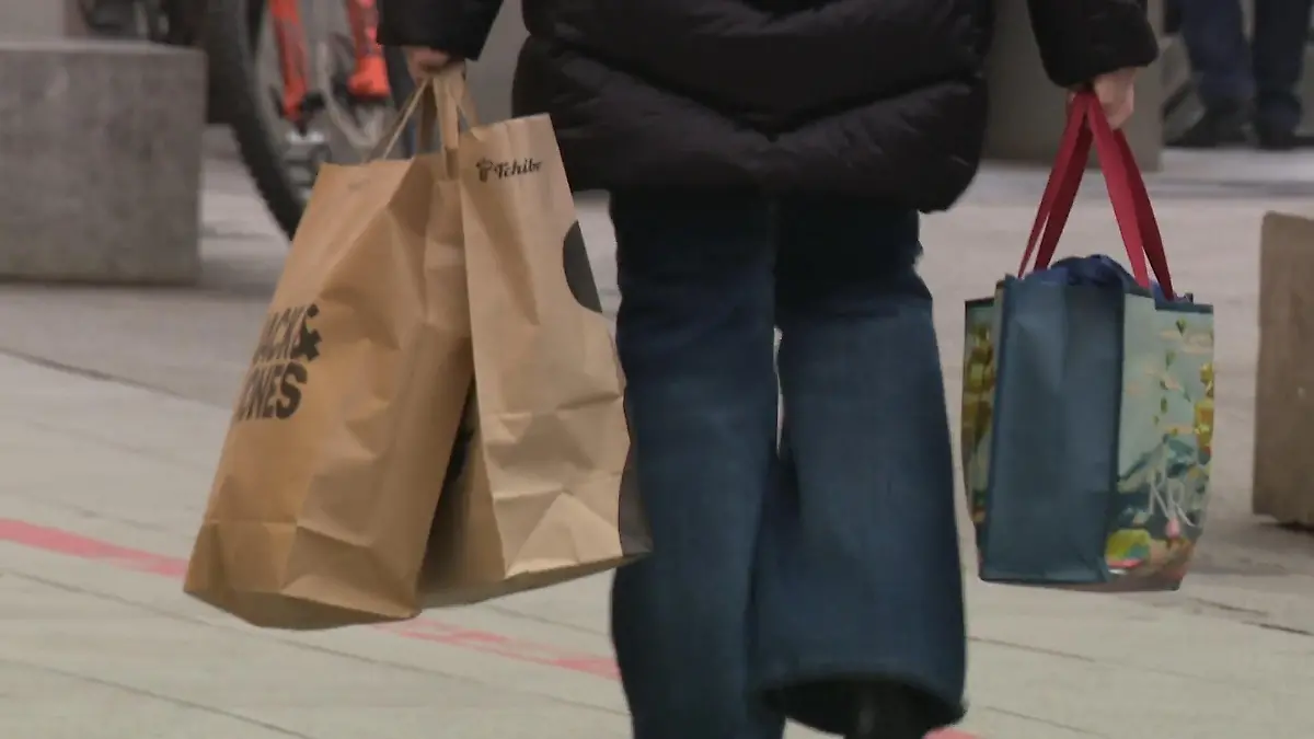 Das kaufen die Niedersachsen und Bremer kurz vor Weihnachten Volle Städte und Last-Minute-Geschenke