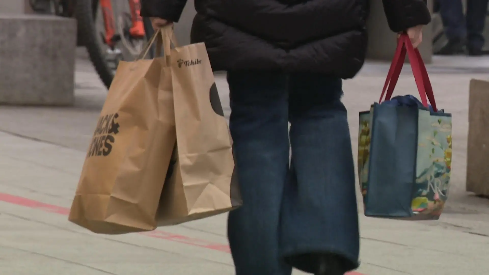 Das kaufen die Niedersachsen und Bremer kurz vor Weihnachten Volle Städte und Last-Minute-Geschenke