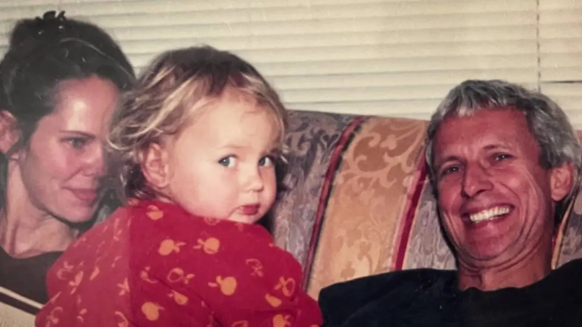 Elena Carrière wächst mit ihrem Vater und ihrer Mutter in Hamburg auf.