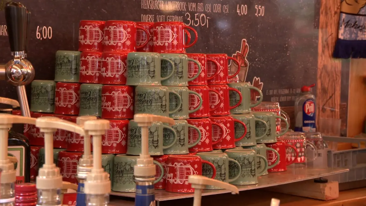 Punschbuden-Betreiber fürchtet um sein Geschäft Tausende Becher weg