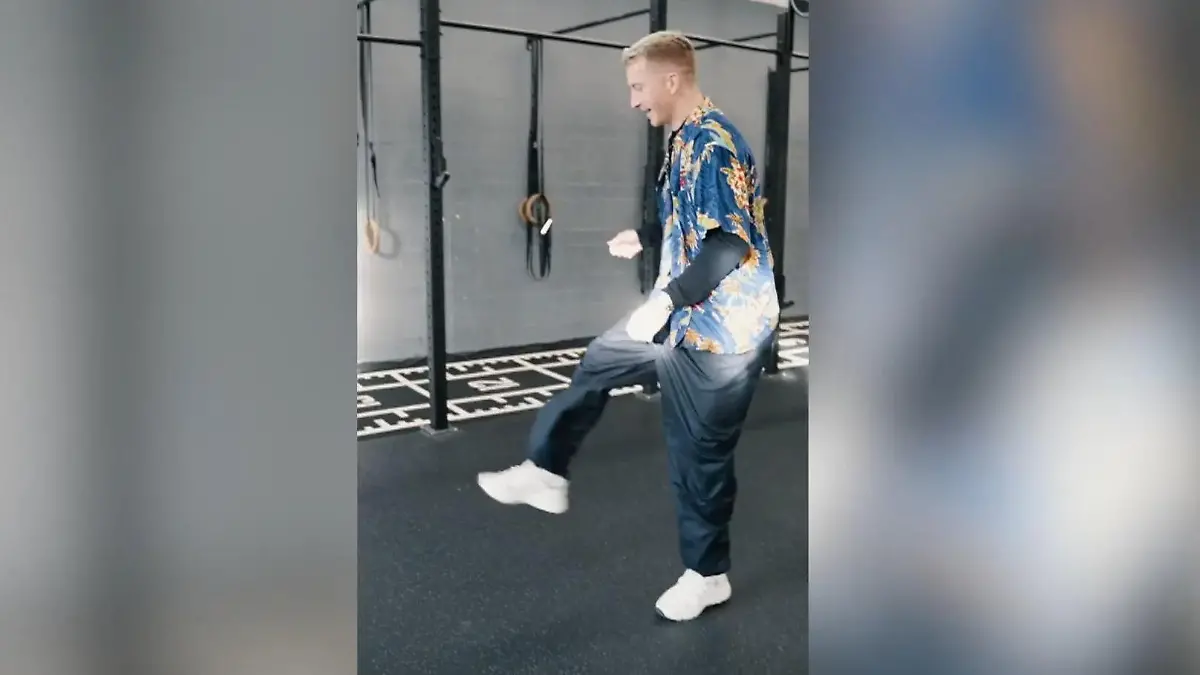 Ball kann ja jeder! Marco Reus kickt sich DAS direkt in den Mund Kuriose Challenge während Interview