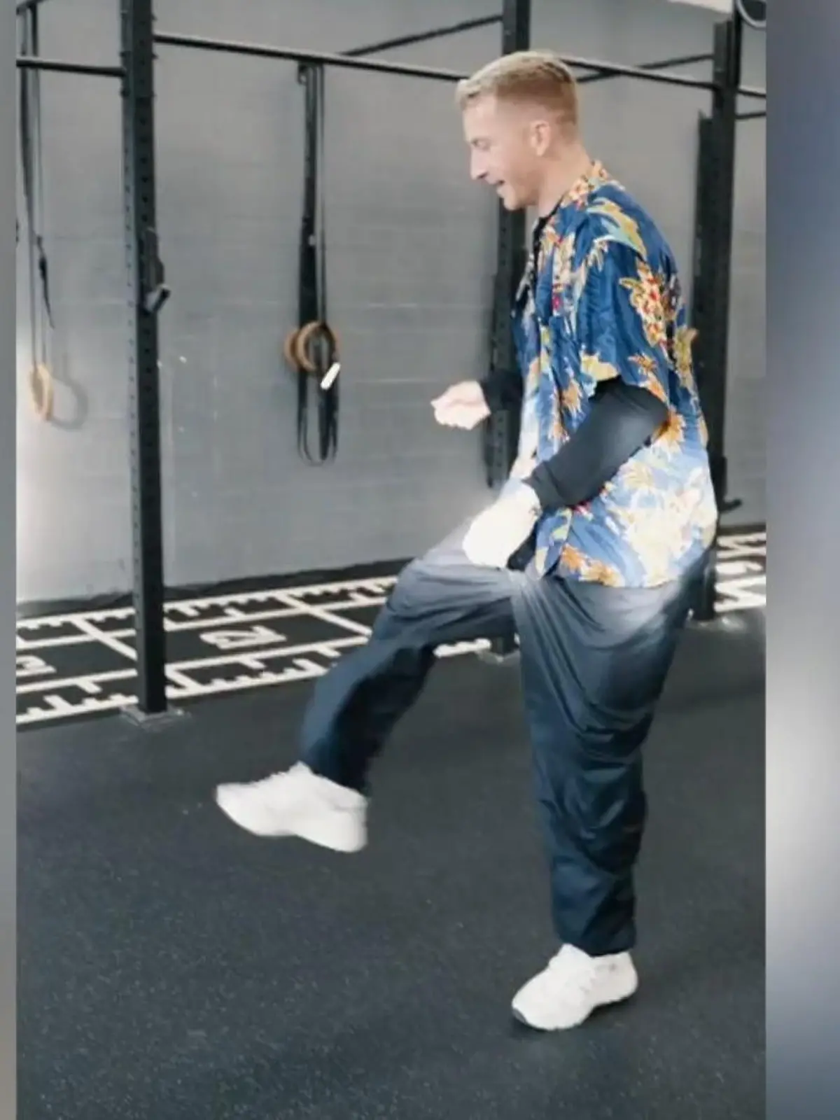 Bild zu: "Ball kann ja jeder! Marco Reus kickt sich DAS direkt in den Mund"