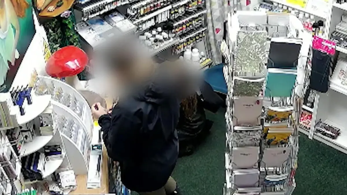 Diebinnen trällern Weihnachtslied – während sie Familienbetrieb ausrauben Von wegen brav!