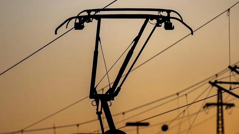 Bahnstromunfall-16-J-hriger-klettert-auf-Zug-und-verletzt-sich-schwer