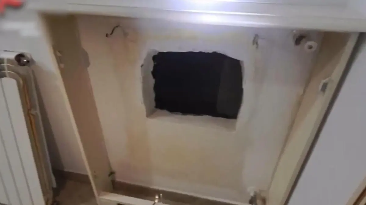 Drei Jahre auf der Flucht! Polizei findet Mafiaboss in einem Loch in der Wand Festnahme in Neapel