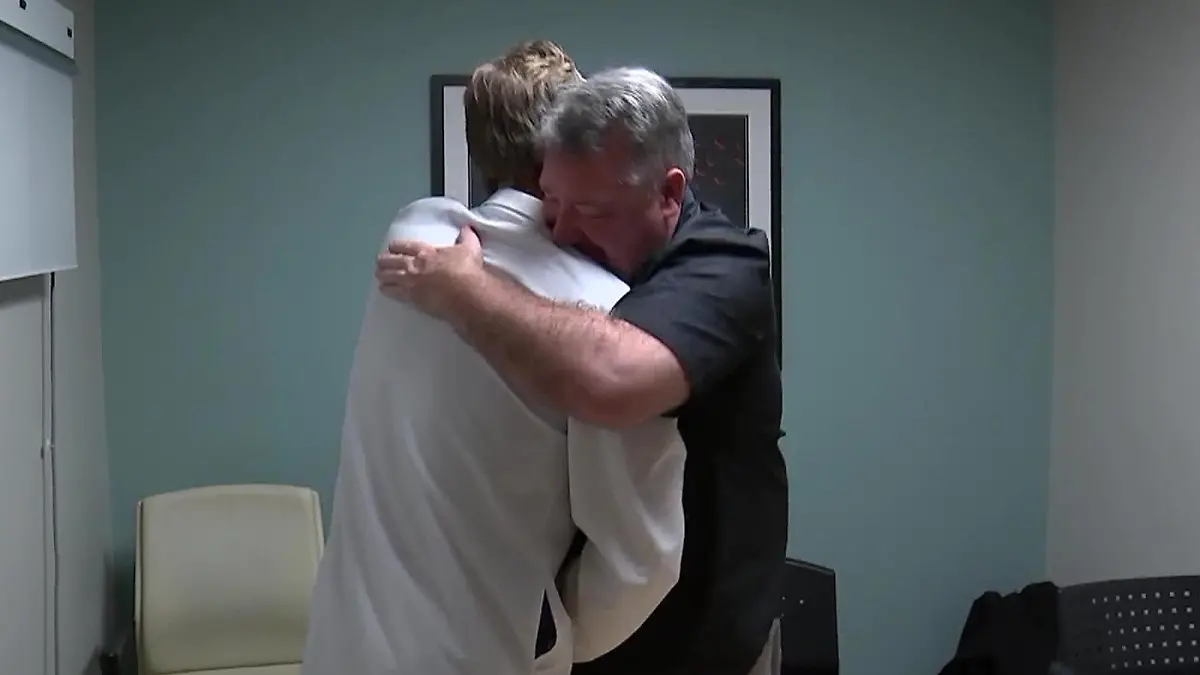 Vier Jahre nach seinem Schlaganfall! John (51) kann Lebensretter endlich danken „Ohne ihn wäre ich nicht mehr hier“