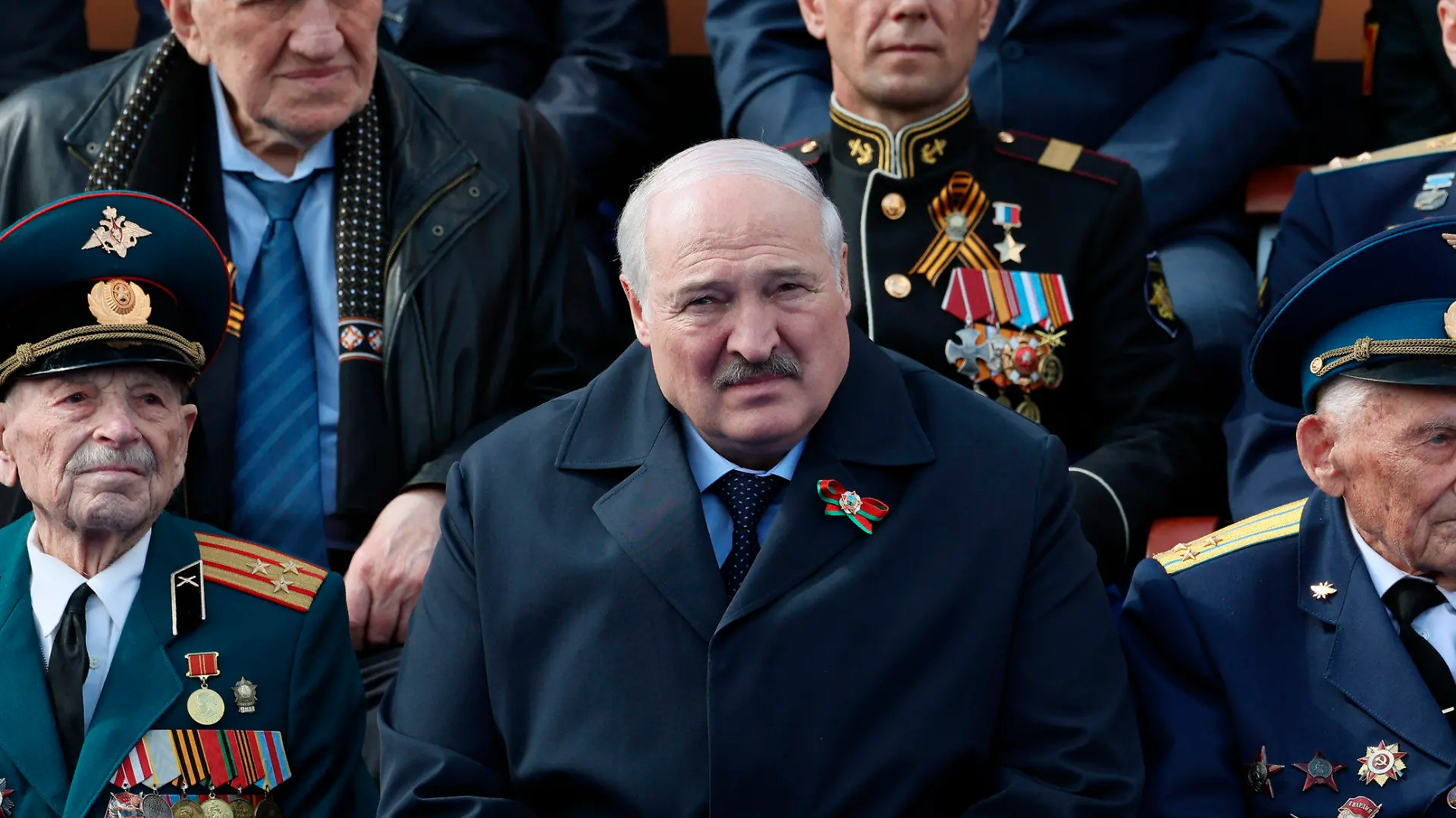09.05.2023, Russland, Moskau: Der belarussische Präsident Alexander Lukaschenko (M) beobachtet neben Veteranen die Militärparade zum Tag des Sieges anlässlich des 78. Jahrestages des Endes des Zweiten Weltkrieges auf dem Roten Platz in Moskau. Nach tagelangen Spekulationen um den hesundheitlichen Zustand des belarussischen Machthabers wurde in Moskau dessen Krankheit bestätigt. «Das ist nichts Außergewöhnliches, kein Covid. Der Mensch ist einfach erkrankt», sagte am Sonntagabend der Duma-Abgeordnete Satulin dem Internetportal «Podjom». Foto: Gavriil Grigorov/Pool Sputnik Kremlin/AP/dpa +++ dpa-Bildfunk +++