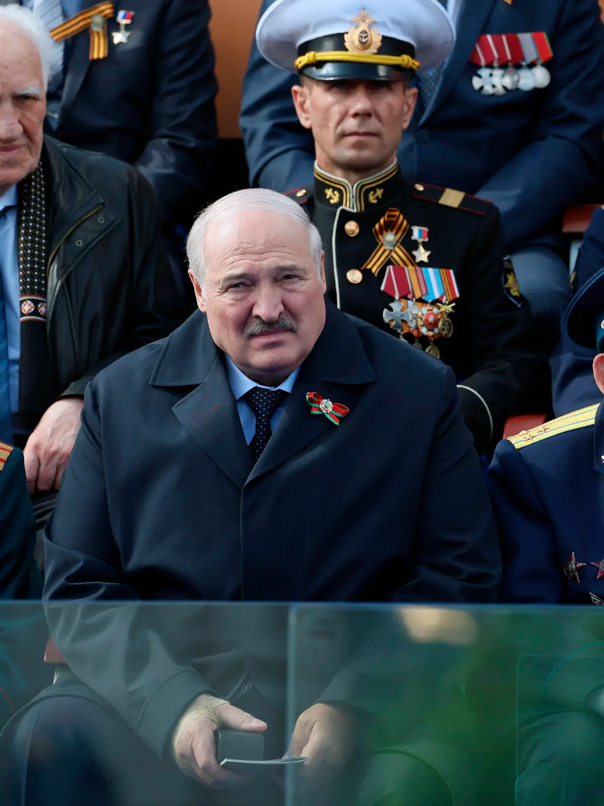 09.05.2023, Russland, Moskau: Der belarussische Präsident Alexander Lukaschenko (M) beobachtet neben Veteranen die Militärparade zum Tag des Sieges anlässlich des 78. Jahrestages des Endes des Zweiten Weltkrieges auf dem Roten Platz in Moskau. Nach tagelangen Spekulationen um den hesundheitlichen Zustand des belarussischen Machthabers wurde in Moskau dessen Krankheit bestätigt. «Das ist nichts Außergewöhnliches, kein Covid. Der Mensch ist einfach erkrankt», sagte am Sonntagabend der Duma-Abgeordnete Satulin dem Internetportal «Podjom». Foto: Gavriil Grigorov/Pool Sputnik Kremlin/AP/dpa +++ dpa-Bildfunk +++