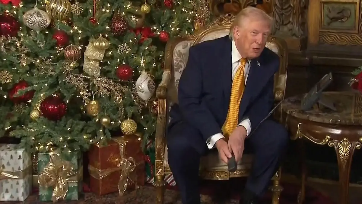 Donald Trump belügt und verwirrt Kinder am Weihnachts-Telefon Weihnachtliche Hotline