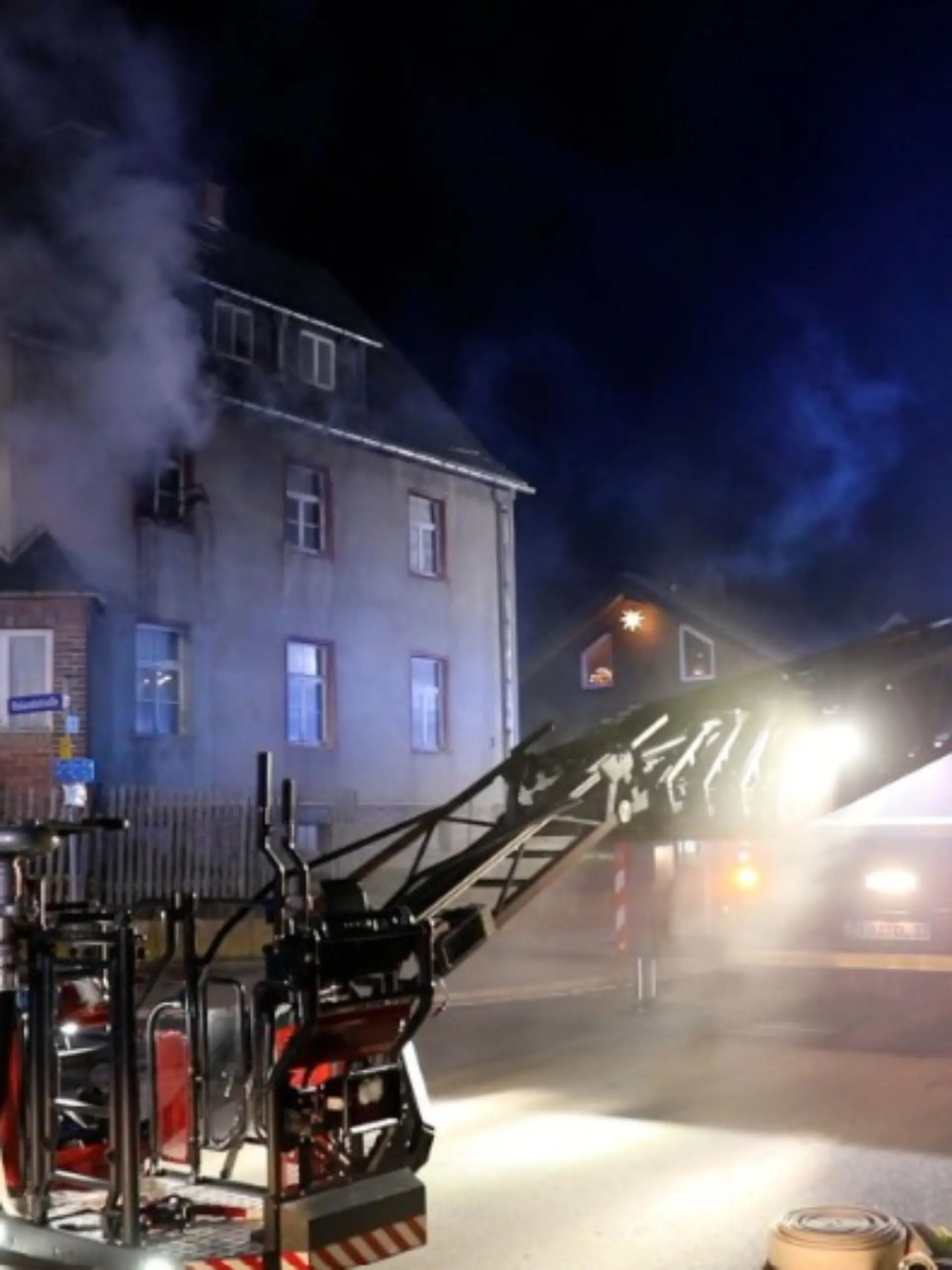 Bild zu: "Mann stirbt an Heiligabend allein in seinem brennenden Haus
"