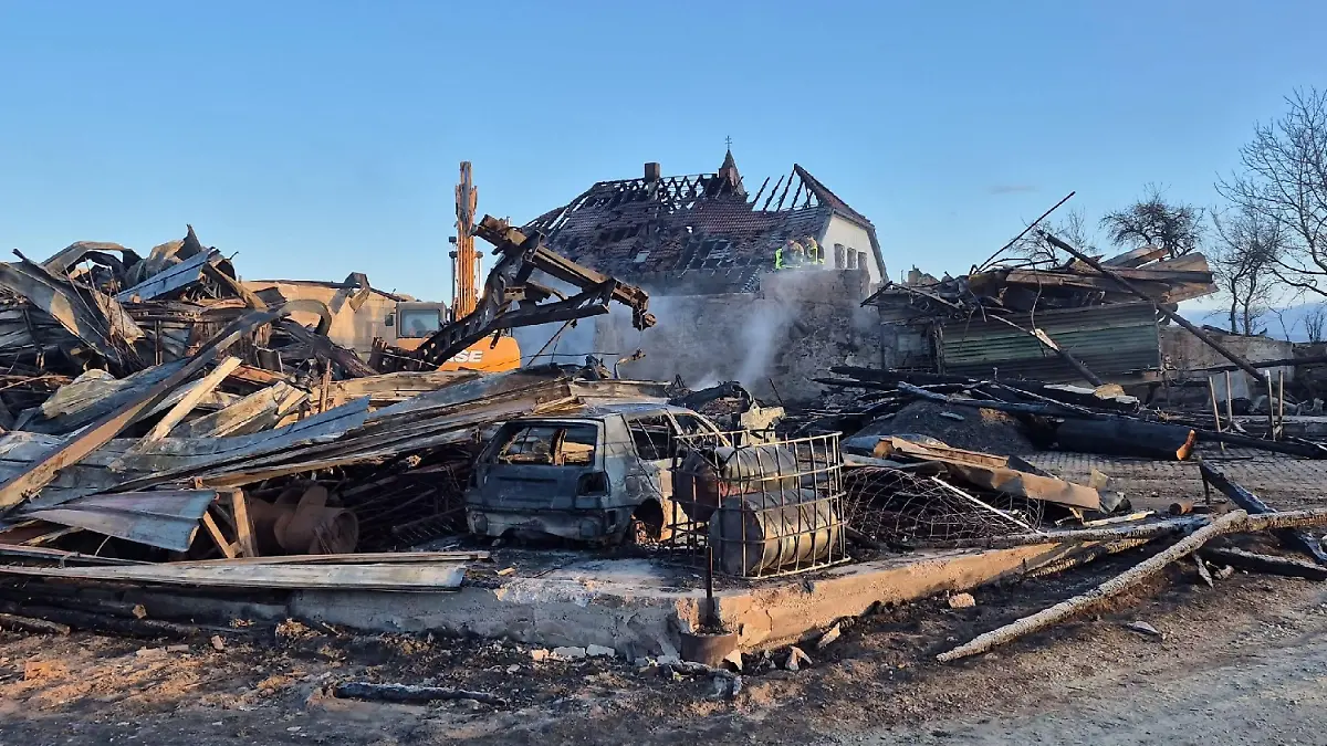 Brand an Heiligabend - Millionenschaden an Hofgebäuden
