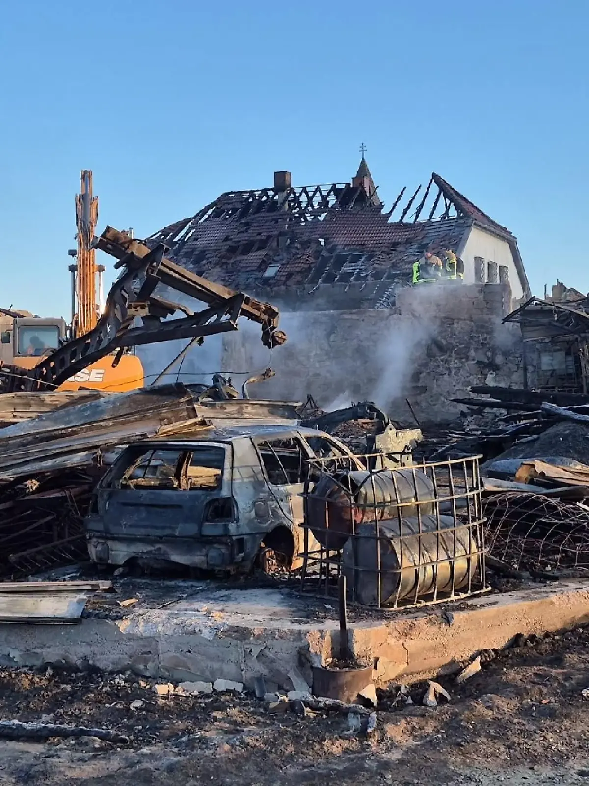 Brand an Heiligabend - Millionenschaden an Hofgebäuden