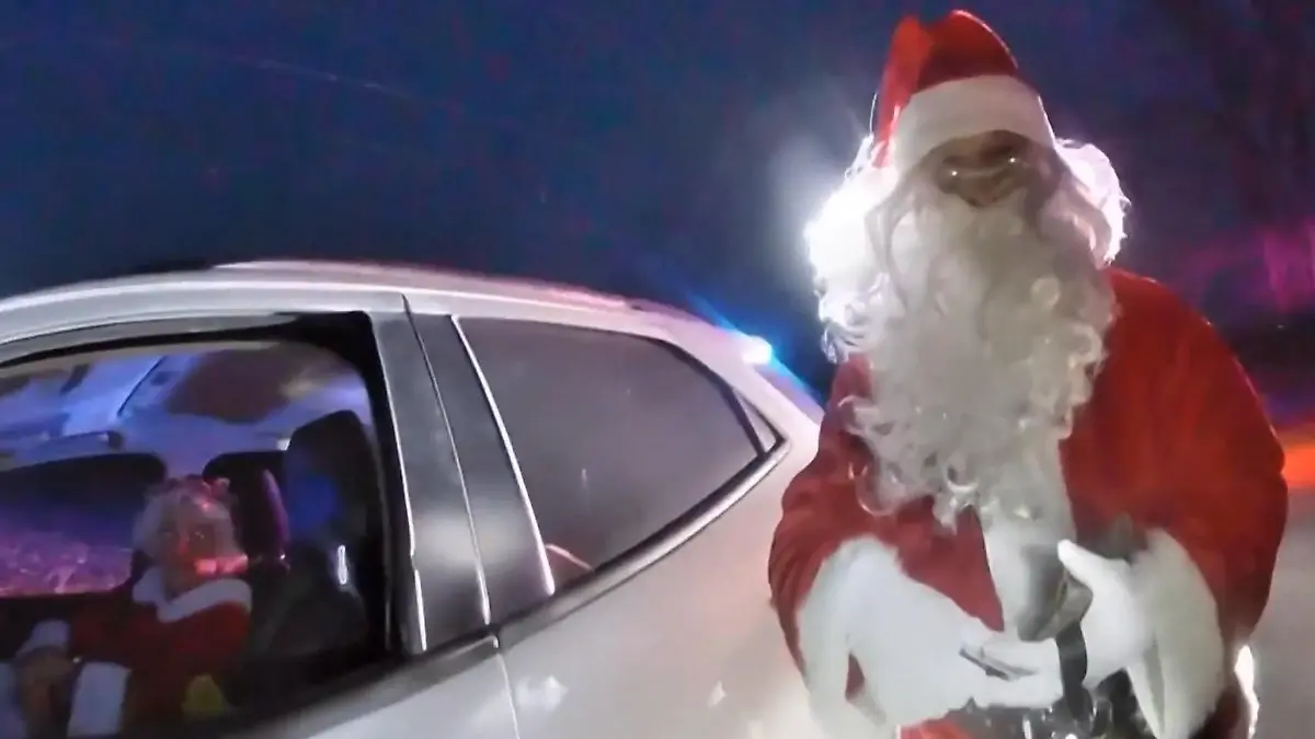 Rasender Weihnachtsmann bringt Polizisten in Verlegenheit! Santa ganz schön unartig