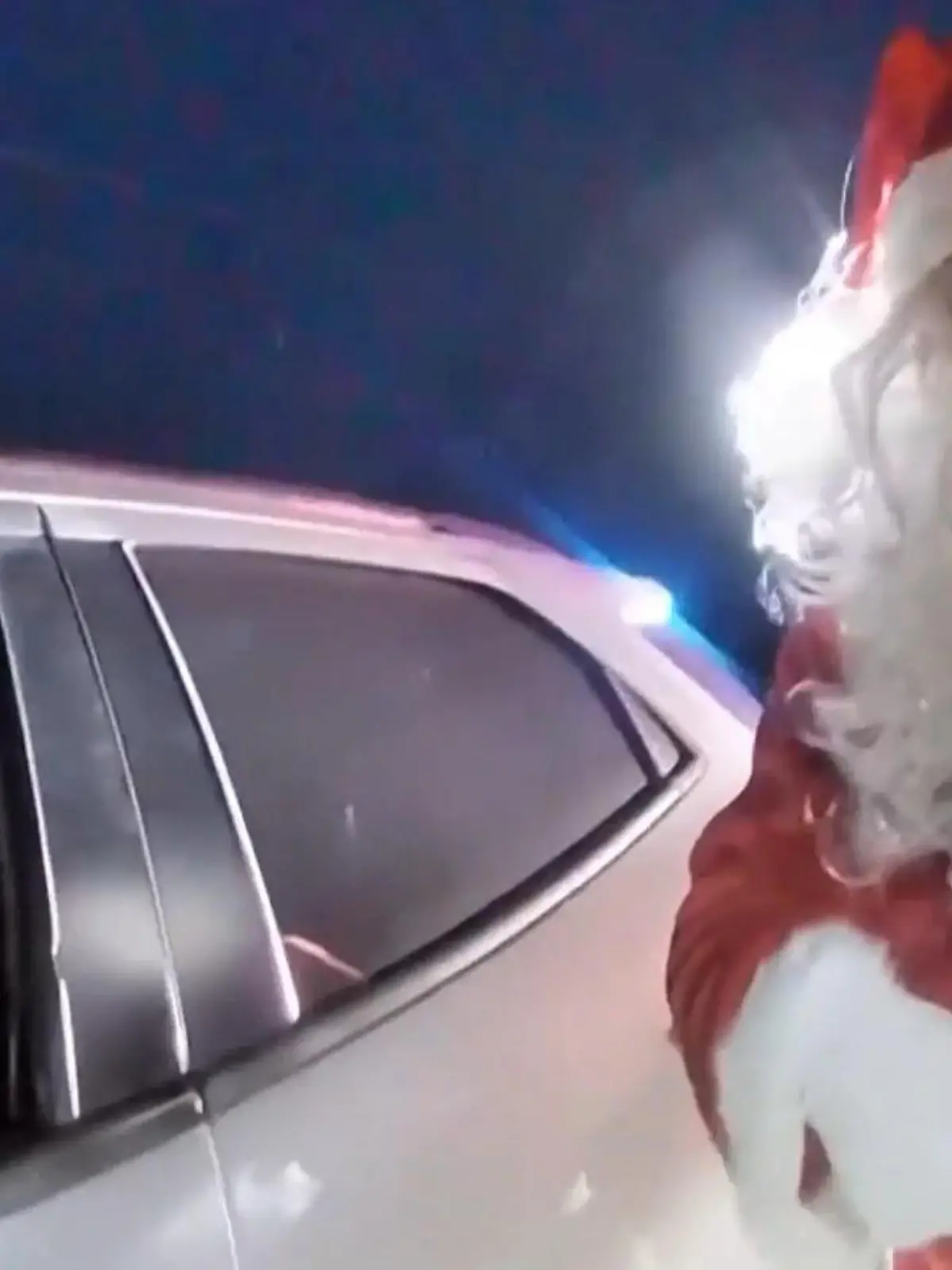 Bild zu: "Rasender Weihnachtsmann bringt Polizisten in Verlegenheit!"