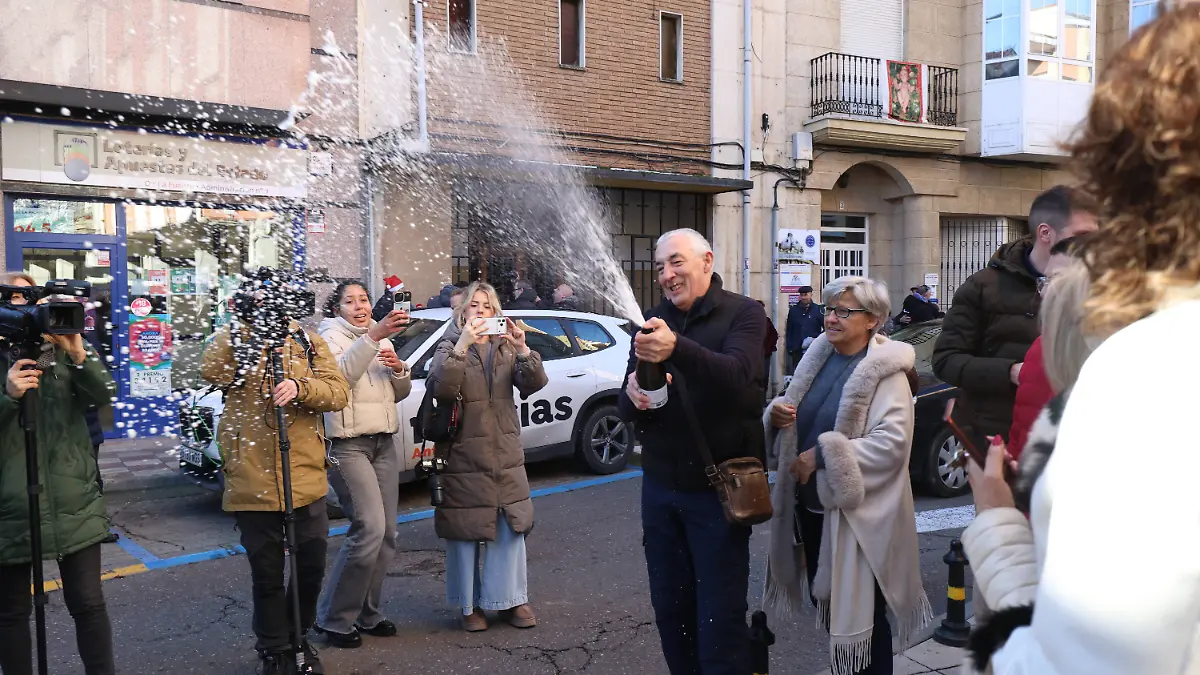 Weihnachtslotterie-El-Gordo-in-Spanien-Gemeinde-La-Ba-eza-bejubelt-Geschenk-des-Himmels-nach-Waldbrand